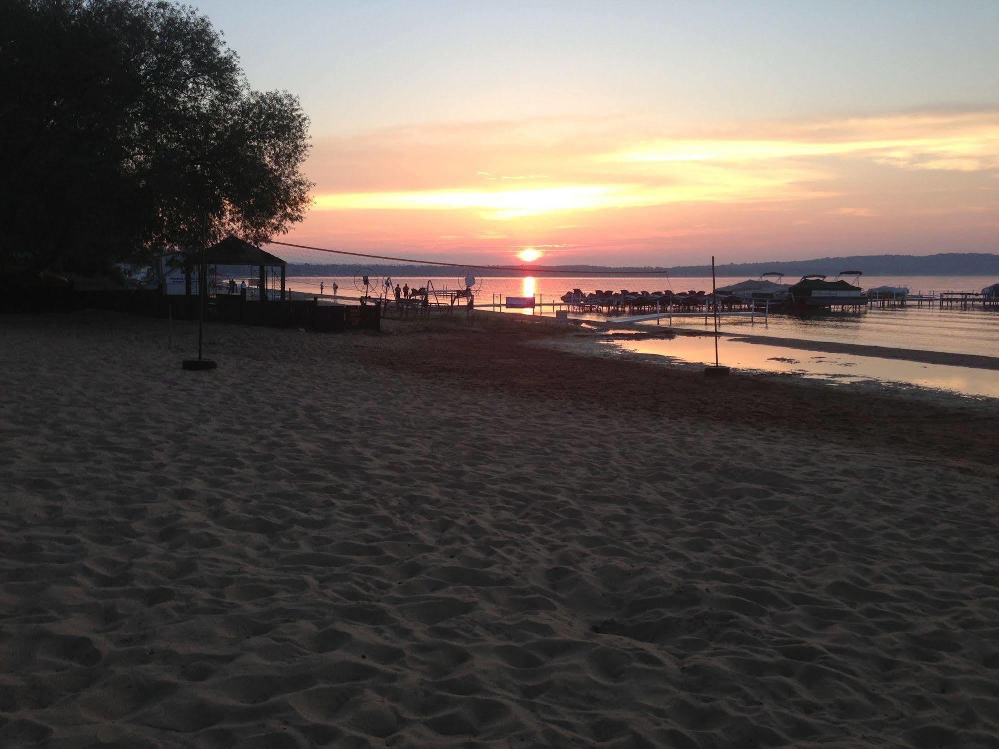 The Beach Haus - Traverse City Kültér fotó